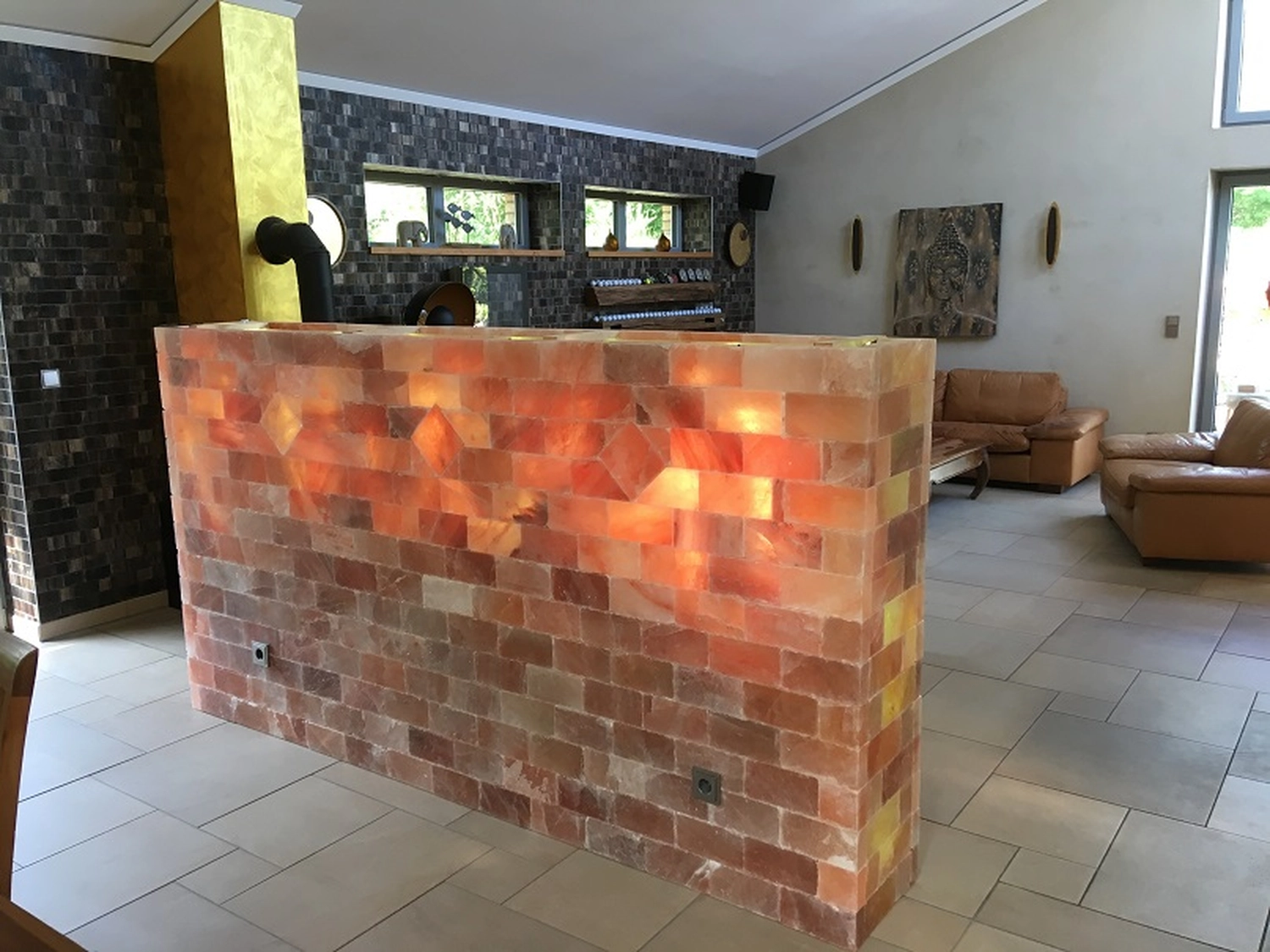 Toni’s Farbenspiel Malermeister – Malermeister – eine beleuchtete Wand aus rosafarbenen Himalaya-Salzsteinen, die typischerweise in Wohn- oder Geschäftsräumen für Halotherapie und Dekoration verwendet wird.