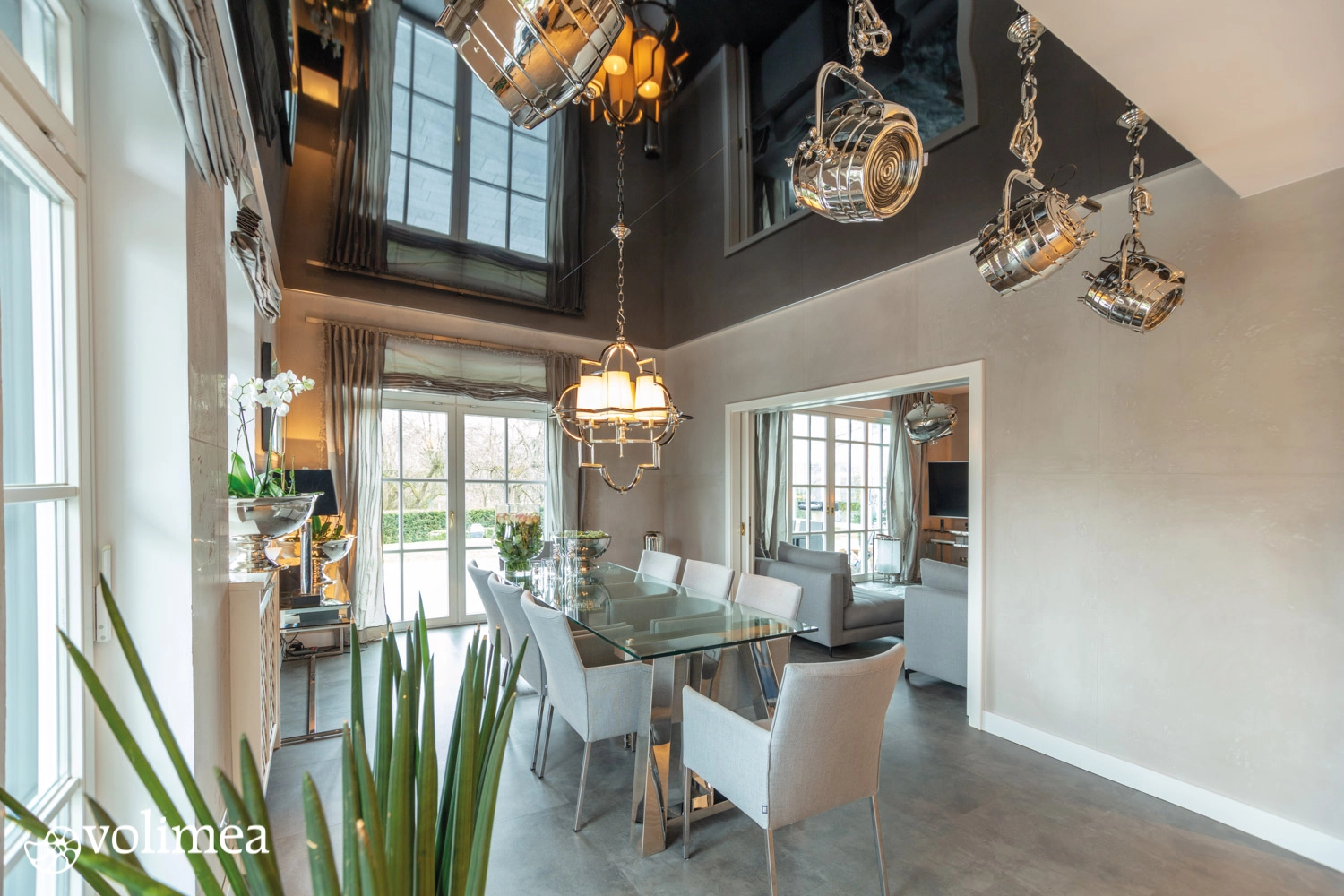 Toni´s Farbenspiel Malermeister - Malermeister - ein moderner Wohnraum mit zentralem Kamin und verschiedenen Möbelstücken der Marke conluto