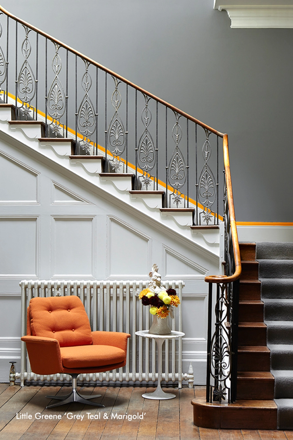 Toni's Farbenspiel Malermeister - Malermeister - ein Innenarchitekturkonzept mit Little Greene-Farben, insbesondere „Grey Teal“ an den Wänden und „Marigold“ als Akzentfarbe.