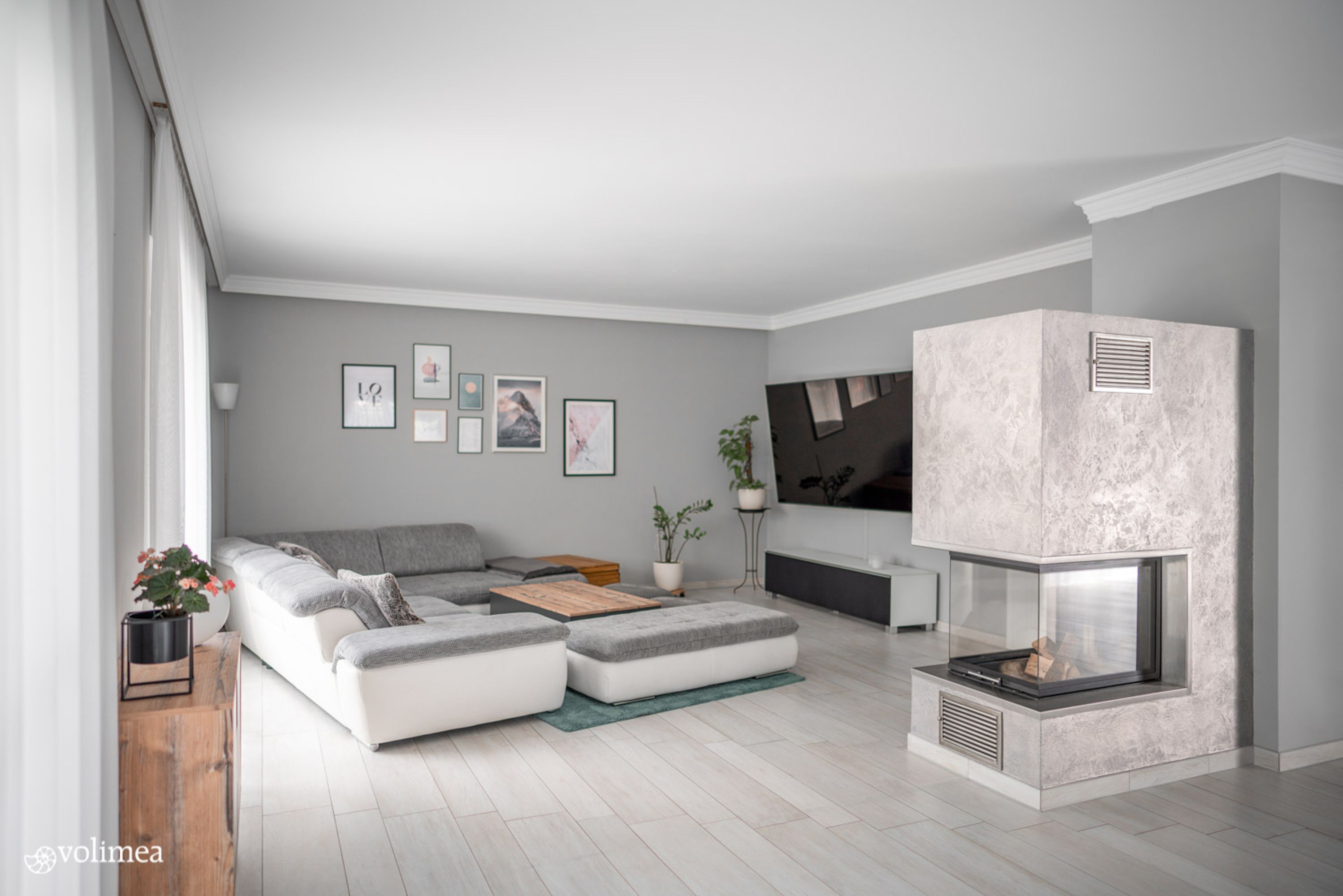 Ein Wohnzimmer mit grauen Wänden und einem Kamin